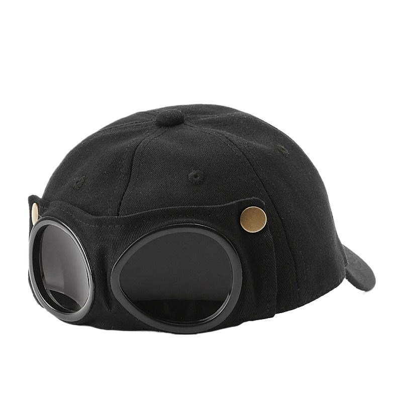 🤣 Aviator stílusú baseball sapka — egyedi napszemüveg-tartókkal és vintage fém díszítésekkel! 🧢✨
